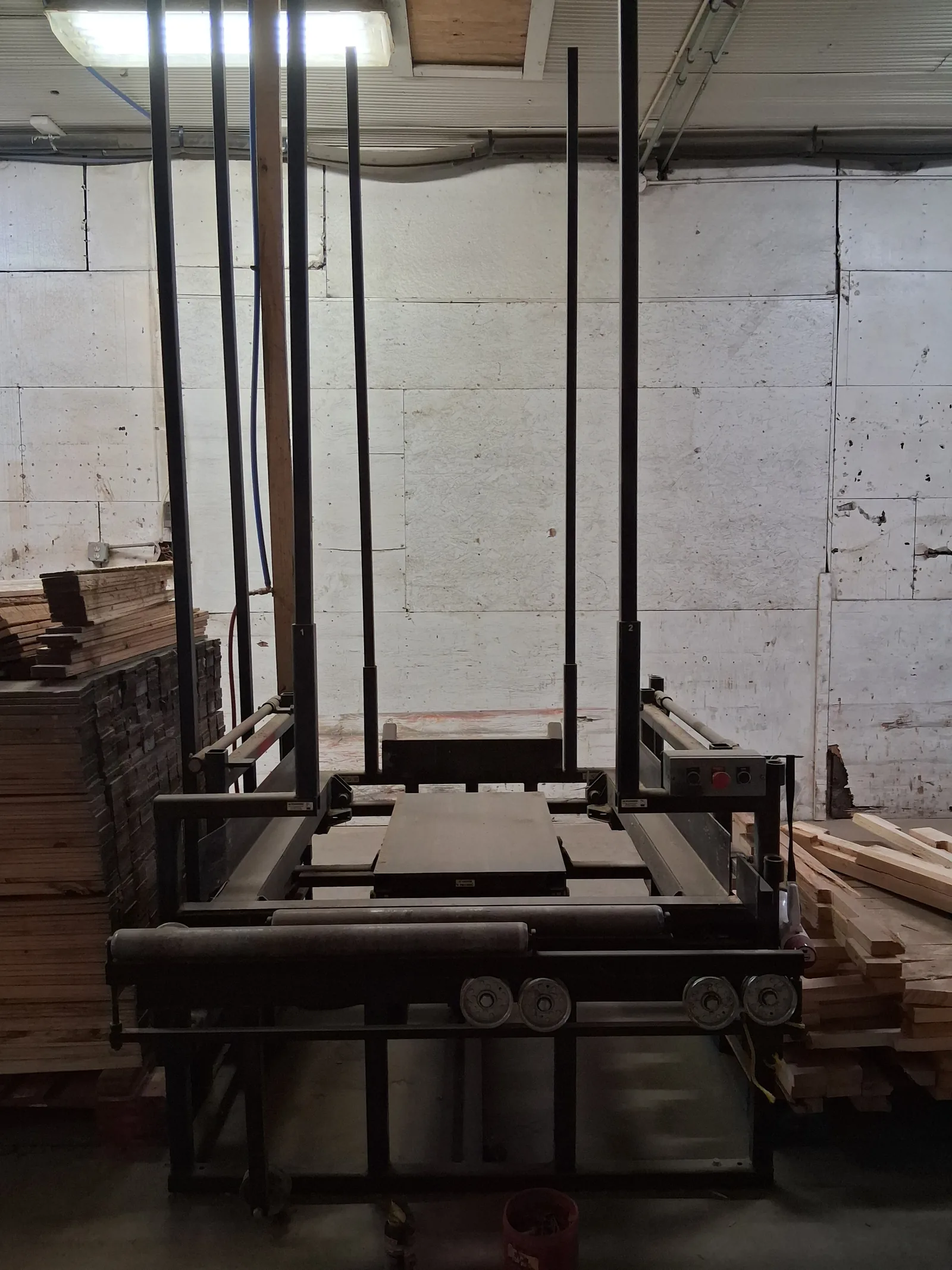 Stack pallet machine with rollers